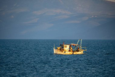 Balıkçı teknesi açık denizden dönüyor.