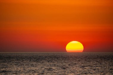 Bulutlu dramatik günbatımı gökyüzü. Denizin üzerinde dramatik gün batımı.
