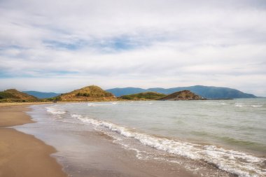 Dalan ve Voge yürüyüş alanının panoramik yaz manzarası. Adriyatik Denizi 'nin harika sabah manzarası. Arnavutluk, Avrupa 'nın güneşli açık hava manzarası. Doğa konseptinin güzelliği