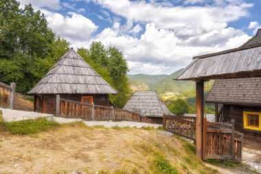 Drvengrad, Zlatibor Bölgesi, Sırbistan - Emir Kusturicas 'ın geleneksel etnik köy yapımı Hayat Bir Mucizedir