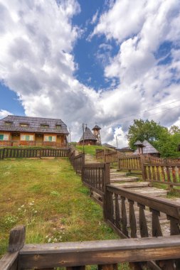 Drvengrad, Zlatibor Bölgesi, Sırbistan - Emir Kusturicas 'ın geleneksel etnik köy yapımı Hayat Bir Mucizedir