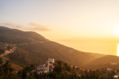 Kanines Kalesi 'nden Vlore şehrinin çekici bahar manzarası. Adriyatik Denizi 'nin büyüleyici sabah manzarası. Arnavutluk ve Avrupa 'nın muhteşem açık hava manzarası.