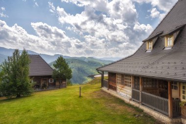 Drvengrad, Zlatibor Bölgesi, Sırbistan - Emir Kusturicas 'ın geleneksel etnik köy yapımı Hayat Bir Mucizedir