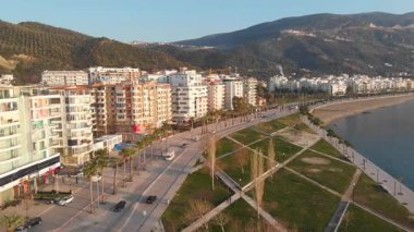 Vlora, gün batımında albanya şehir manzarası ve çevresindeki tepeler, hava manzarası.