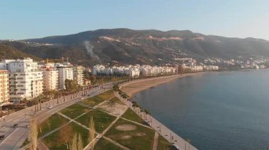 Vlora, gün batımında albanya şehir manzarası ve çevresindeki tepeler, hava manzarası.