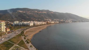 Vlora, gün batımında albanya şehir manzarası ve çevresindeki tepeler, hava manzarası.