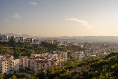 Tiran Arnavutluk 'un manzarası yükseldi.