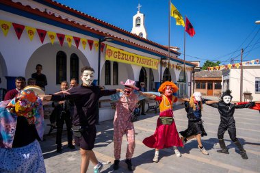 Arnavutluk 'un Vlora kenti - 5 Mayıs 2024: Arnavutluk' un Vlora kasabasında Paskalya festivali