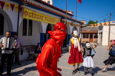 Arnavutluk 'un Vlora kenti - 5 Mayıs 2024: Arnavutluk' un Vlora kasabasında Paskalya festivali