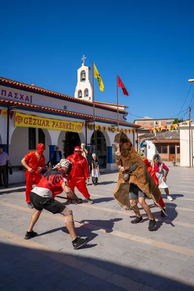Arnavutluk 'un Vlora kenti - 5 Mayıs 2024: Arnavutluk' un Vlora kasabasında Paskalya festivali