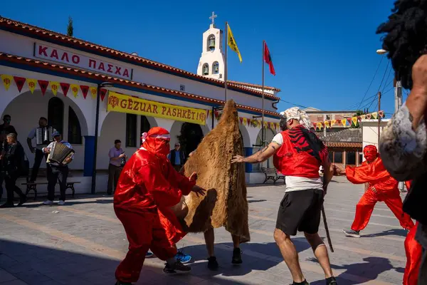 Arnavutluk 'un Vlora kenti - 5 Mayıs 2024: Arnavutluk' un Vlora kasabasında Paskalya festivali