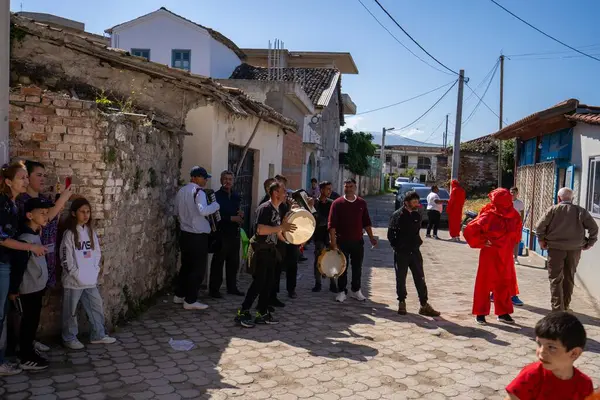 Arnavutluk 'un Vlora kenti - 5 Mayıs 2024: Arnavutluk' un Vlora kasabasında Paskalya festivali