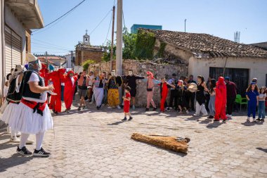 Arnavutluk 'un Vlora kenti - 5 Mayıs 2024: Arnavutluk' un Vlora kasabasında Paskalya festivali
