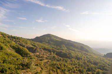 Nazik tepeleri ve bulutları olan güzel dağ vadisi.