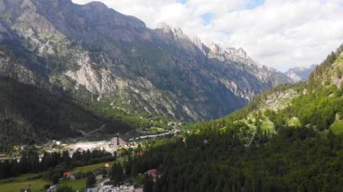 Arnavutluk Tropoje 'si. Valbona Vadisi Lanetli Dağlar.