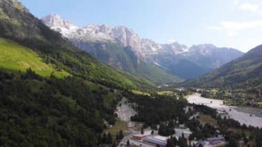 Arnavutluk Tropoje 'si. Valbona Vadisi Lanetli Dağlar.