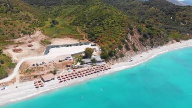 Arnavutluk 'un Bune Bay kenti ve İHA antenli Arnavut sahil manzarası