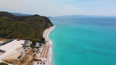 Arnavutluk 'un Bune Bay kenti ve İHA antenli Arnavut sahil manzarası