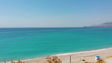 Arnavutluk 'un Bune Bay kenti ve İHA antenli Arnavut sahil manzarası