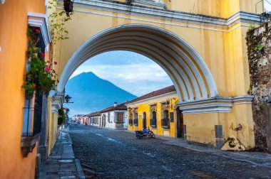 Santa Catarina 'nın kemeri alçakta. Antigua Guatemala 'da