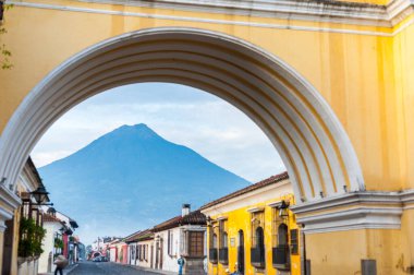 Arco Santa Catarina, Antigua Guatemala 'daki Acatenango volkanı görüldü.