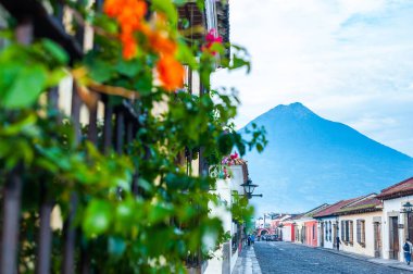 Antigua Guatemala 'da Acatenango volkanı manzaralı bir cadde.