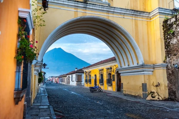 Santa Catarina 'nın kemeri alçakta. Antigua Guatemala 'da