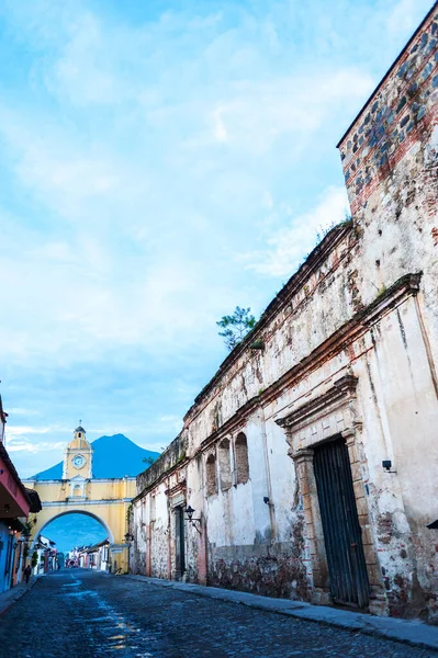 Santa Catarina kemerine doğru, Antigua Guatemala 'da..