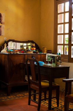 Bir odada yaratılan zanaatkar dikiş atölyesi