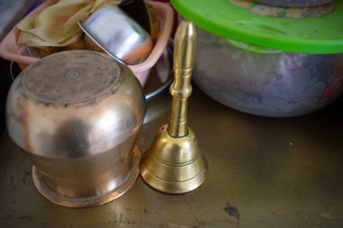 Eski ahşap masa ve bir fincan çay.