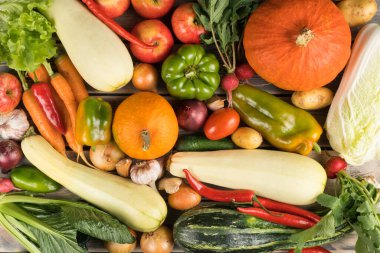 Taze çiftlik sebzeleri ve meyvelerden oluşan çok katlı bir kompozisyon. Organik olgun mevsimsel hasatlarla dolu bir masa. Nitrat bedava yemek ya da sağlıklı beslenme konsepti. Dengeli beslenme. Yemek malzemeleri..