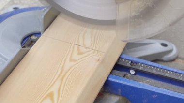 Teknik dairesel testereyi kapatma ve tahta kesme videosu. Mobilya üretimi ve teknolojisi. Metal, demir ve ahşap işlerinde kullanılan öğütücü ya da kesme makinesi. Mühendislik ve onarım