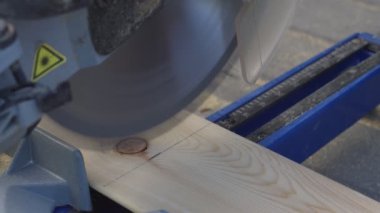 Teknik dairesel testereyi kapatma ve tahta kesme videosu. Mobilya üretimi ve teknolojisi. Metal, demir ve ahşap işlerinde kullanılan öğütücü ya da kesme makinesi. Mühendislik ve onarım