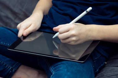 Erkeklerin elinde boş ekranı olan dijital tablet bilgisayar. İşadamı, Stylus 'la el bilgisayarı üzerinde çalışıyor. Duyusal kalem çizimi, dokunmatik ekran, elektronik..