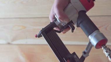 Video, tanınmayan adamın ellerini yeniden doldurup montaj için çivi zımbası ve çivi zımbası yerleştiriyor. Metal tırnak ve zımba kesme ve çizme. İnşaat işçisi, inşaat mühendisi, 4k