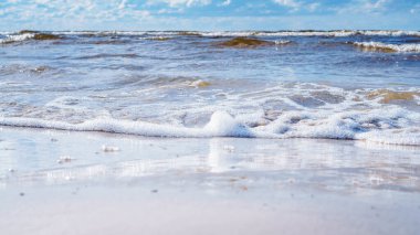 Sakin deniz manzarası, gökyüzü, dalgalar ve kum. Meditasyon ve rahatlama. Denizin nefesi. Hayatın harika anları. Turizm ve seyahat. Doğanın ihtişamı. Dinlen ve keyfine bak. Keyifli güzel. 