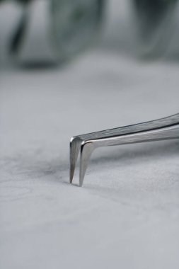 Tıbbi cerrahi cımbız beyaz arka planda izole edilmiş. Yüksek kalite fotoğraf