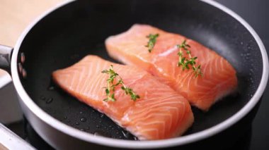 Kızarmış somon balığı. Tavada somon pişiriyorum. Yüksek kalite 4k görüntü