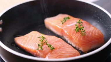 Kızarmış somon balığı. Tavada somon pişiriyorum. Yüksek kalite 4k görüntü