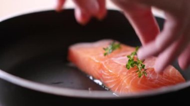 Kızarmış somon balığı. Tavada somon pişiriyorum. Yüksek kalite 4k görüntü