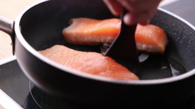 Kızarmış somon balığı. Tavada somon pişiriyorum. Yüksek kalite 4k görüntü