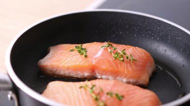 Kızarmış somon balığı. Tavada somon pişiriyorum. Yüksek kalite 4k görüntü