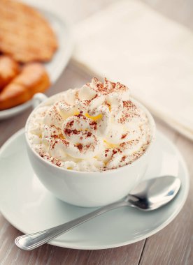 Krem şantili sıcak çikolata