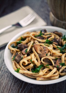 Tabağında mantar olan Tagliatelle.