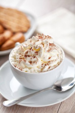 Krem şantili sıcak çikolata