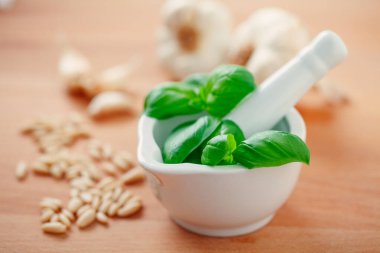 Seramik kapta yeşil pesto sosu