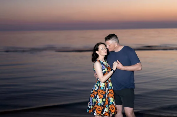 Lyckliga Par Ung Kvinna Och Äldre Man Dansar Solnedgången Havet — Stockfoto