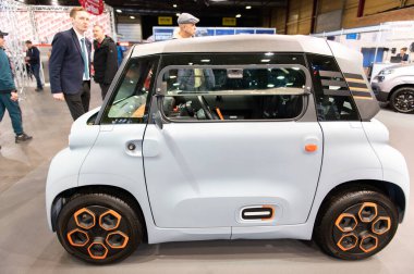 Riga, Letonya - 29 Nisan 2022: Citroen Ami elektrikli araba modern yeni şehir konsepti
