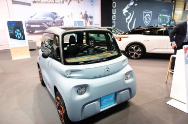Riga, Letonya - 29 Nisan 2022: Citroen Ami elektrikli araba modern yeni şehir konsepti