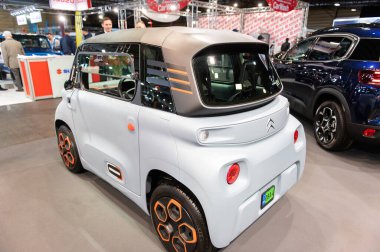 Riga, Letonya - 29 Nisan 2022: Citroen Ami elektrikli araba modern yeni şehir konsepti